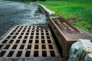 Lire la suite à propos de l’article Pourquoi les Systèmes de Drainage sont Cruciaux pour les Maisons Anciennes